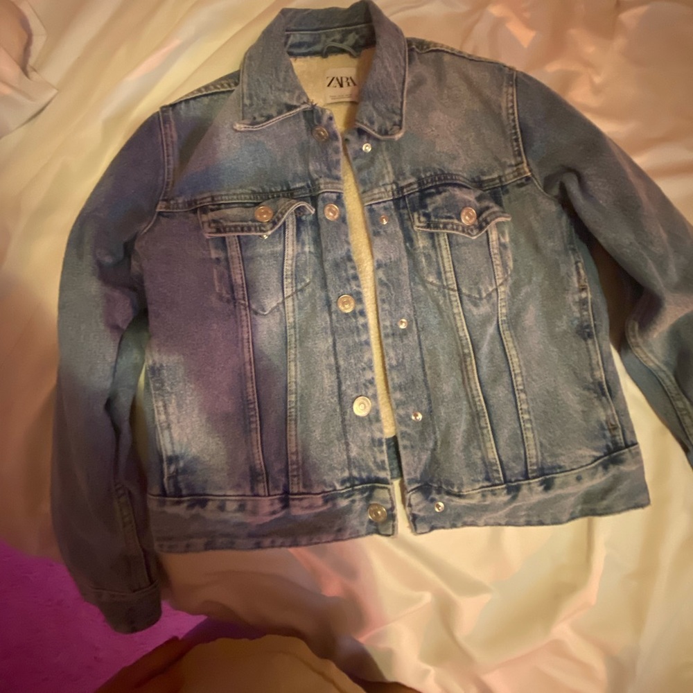 Size M but fits a Small Zara jean jacket